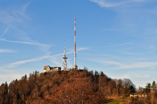 Uetliberg - Hausberg von Z&uuml;rich im Herbst - mit dem h&ouml;chsten Aussichtsturm der Stadt, H&ouml;hen -Restaurant und Fernsehturm, Schweiz
