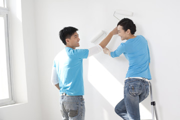 Obraz premium Happy couple painting together