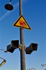 Durchsagen Lautsprecher am Bahnsteig mit gelber Warnsignal Tafel: Achtung Bahn kann Pendler erfassen