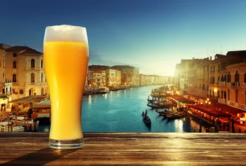 Türaufkleber frisches ungefiltertes Bier in Venedig, Italien © Iakov Kalinin