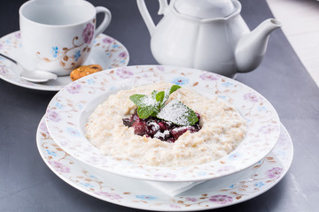 oatmeal with berries