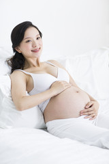 Obraz premium Pregnant woman resting in bed