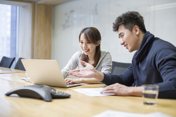 Obraz premium Business people using laptop in board room