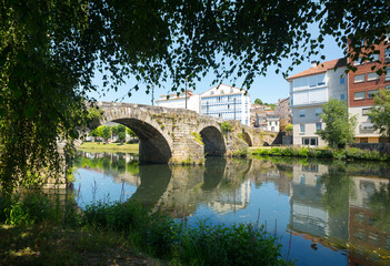 Fototapeta na wymiar Cabe river and old stone bridge at Monforte de Lemos