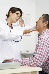 Obraz premium Doctor Checking Patient's Throat