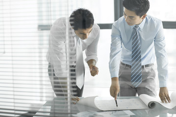 Obraz premium Young businessmen talking in office