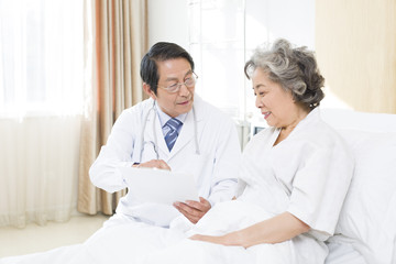 Obraz premium Doctor showing medical record to patient in hospital