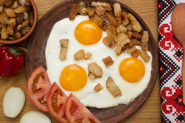 Scrambled eggs with bacon from pork fat
