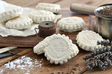 Anisbr&ouml;tli - Springerle / Geb&auml;ck auf Holztisch dekoriert