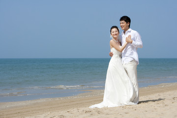 Fototapeta na wymiar Newlywed couple on the beach