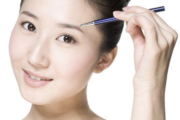 Fototapeta premium Beauty shot of a young woman penciling eyebrow