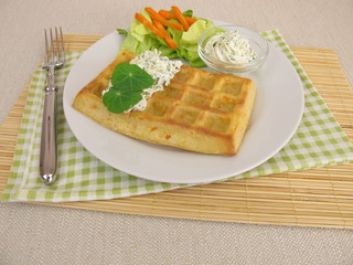 Ofengebackene Karotten-Waffeln mit Frischkäsedip und Salat