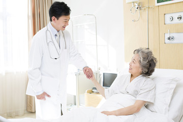 Obraz premium Doctor with patient in hospital