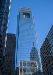 Naklejka premium Bottom view of a skyscraper in philadelphia