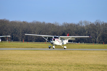 Propellerflugzeug auf der Startbahn