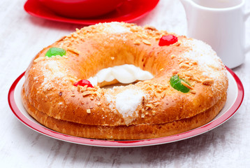 roscón de Reyes, typical Spanish