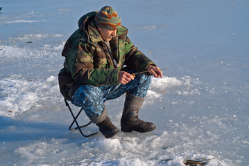 Fototapeta na wymiar Man on winter fishing 21
