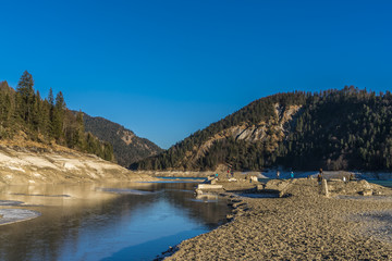 Versunkene Ruinen des Dorfes Fall im abgelassenen Sylvensteinspeicher
