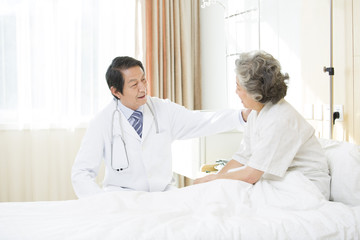 Fototapeta premium Doctor talking with patient in hospital