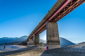 Abgelassener Sylvensteinspeicher mit großer Balkenbrücke in die Alpen