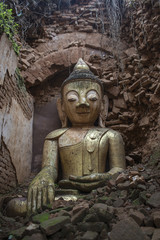 Buda enterrado por el terremoto