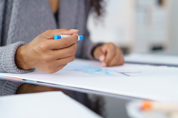 frau arbeitet an einer zeichnung