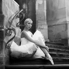 Si intact et innocent. Portrait monochrome d& 39 une belle ballerine vêtue de blanc assis sur les escaliers d& 39 un vieux château