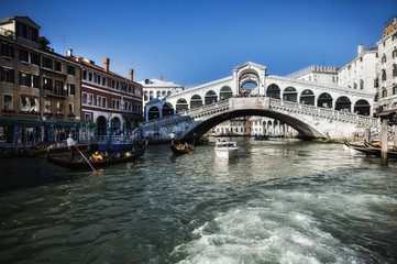 Fototapeta na wymiar Canale Grande mit Rialto-Brücke in Venedig, Italien