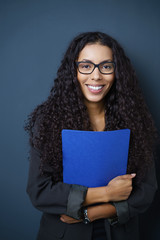 erfolgreiche absolventin mit ihrer bewerbungsmappe