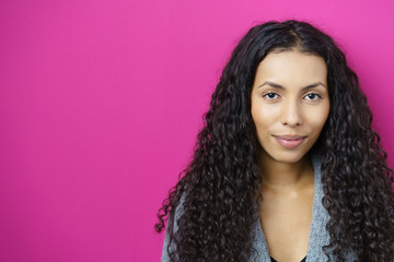 frau schaut lächelnd in die kamera