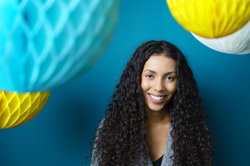 glückliche junge frau zwischen bunten bällen