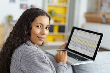 frau zuhause arbeitet am notebook