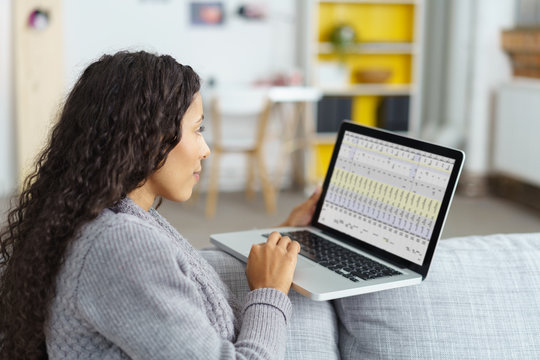 frau bearbeitet eine tabelle zuhause