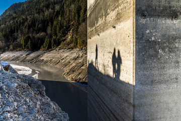 Brückenpfeiler im Sylvensteinspeicher lädt zu Schattenspielen ein