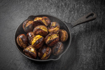 焼き栗と鉄鍋 charcoal fire roast chestnut and iron pan