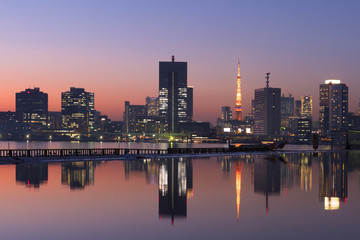 Fototapeta na wymiar 晴海埠頭から望む　東京タワーと摩天楼の町並み　マジックアワー　夕景
