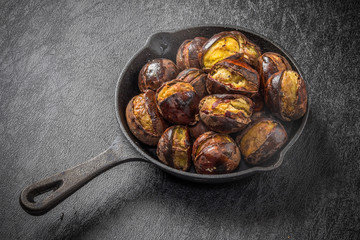 焼き栗と鉄鍋 charcoal fire roast chestnut and iron pan