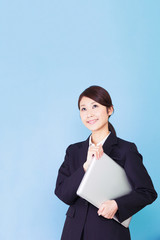 ビジネスウーマン　ラップトップ 　ノートパソコン　見上げる