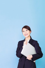 ビジネスウーマン　ラップトップ 　ノートパソコン　見上げる