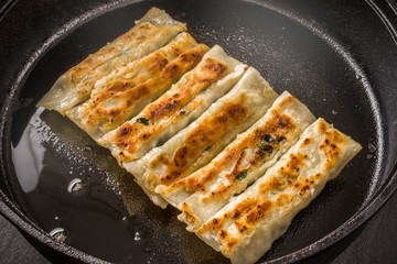 鉄鍋餃子　 Iron pan pot sticker Chinese food