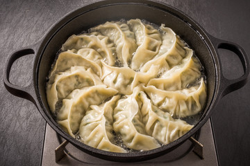 鉄鍋餃子　 Iron pan pot sticker Chinese food