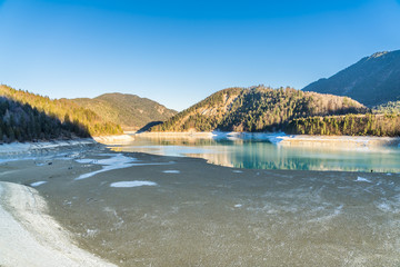 Abgelassener Sylvensteinsee im Abendhimmel
