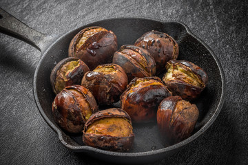 焼き栗と鉄鍋 charcoal fire roast chestnut and iron pan