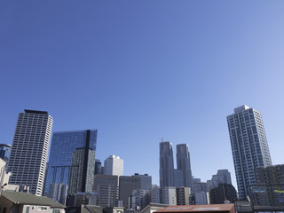 Obraz premium 西新宿5丁目住宅街から望む新宿高層ビル街