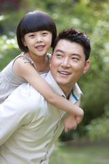 Obraz premium Father and daughter having fun in garden