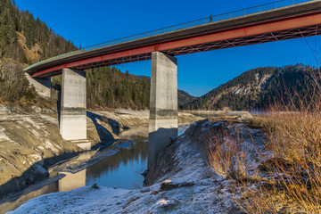 Straßenbrücke überquert den abgelassenen Sylvensteinspeicher in Bayern