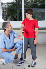 Fototapeta premium Male therapist with boy in rehab