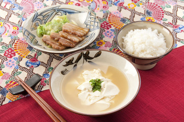 ゆし豆腐と三枚肉の煮付けとご飯