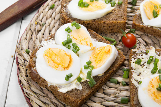 Healthy whole wheat sandwiches with eggs and chives