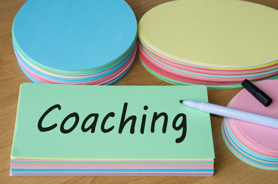 Coaching - abstrakt, auf Moderationskarte geschrieben